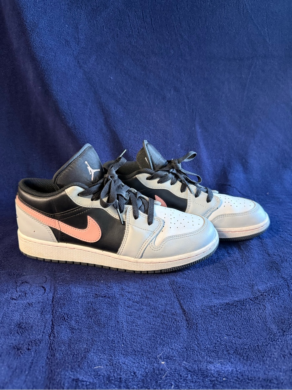 Nike Kids Low-Top Sneakers in Black, Light Gray & Pink Swoosh